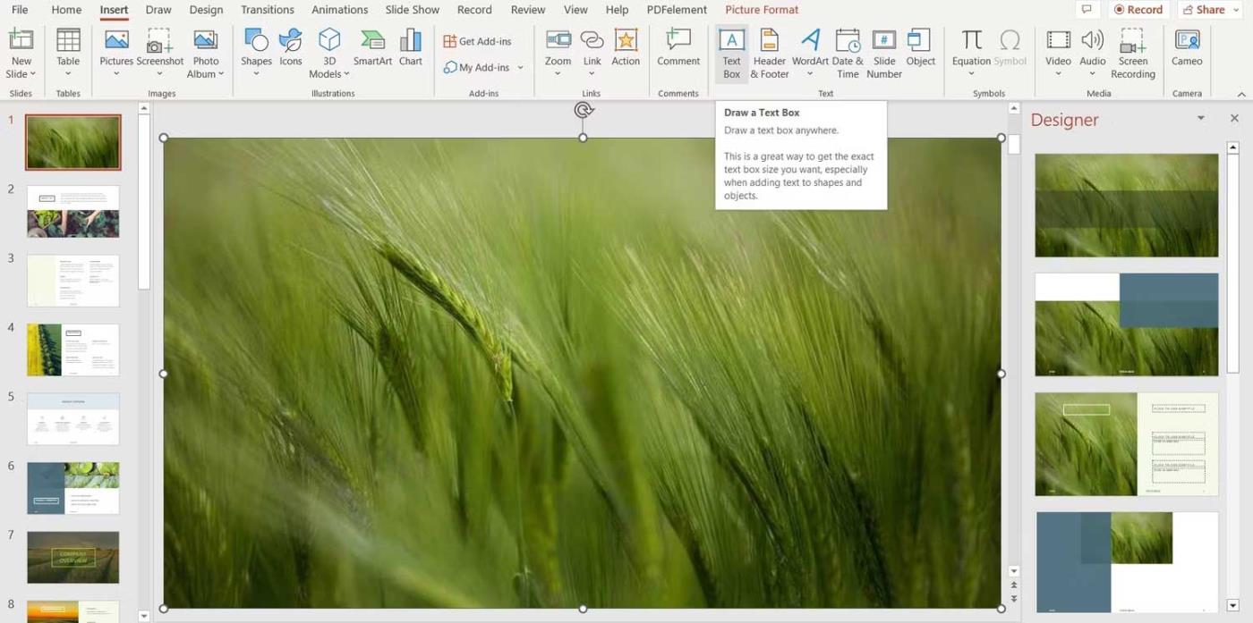 Hvernig á að snúa texta og myndum í Microsoft PowerPoint