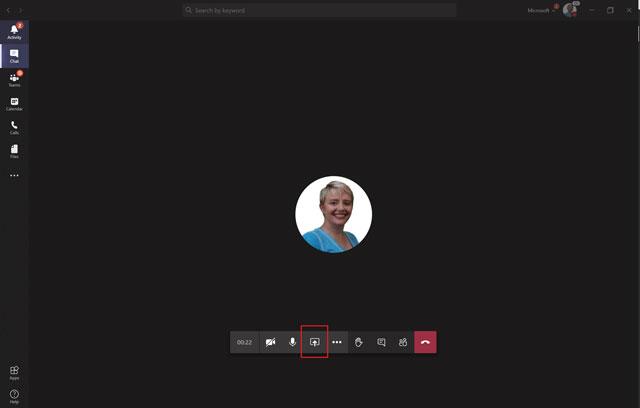 Hur man presenterar PowerPoint-presentationer i Microsoft Teams och fortfarande visar chattramen
